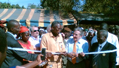 Jean-Claude Antonini, Maire d’Angers, inaugure un centre de santé de proximité à Bamako.