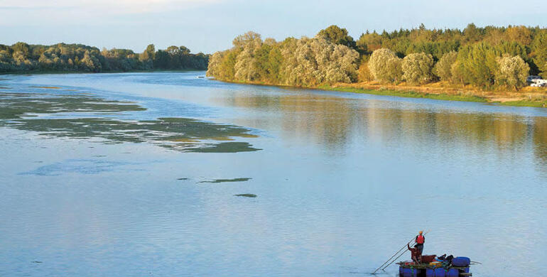 Descente de la Loire à bord d’un radeau. © Les êtres Loire.