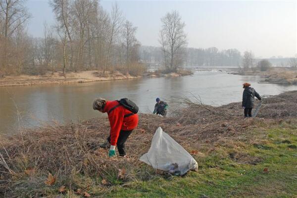 Des bénévoles ramassent les détritus sur les berges de Loire.