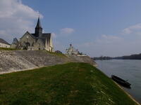 Le port et le belvédère à la Chapelle-sur-Loire